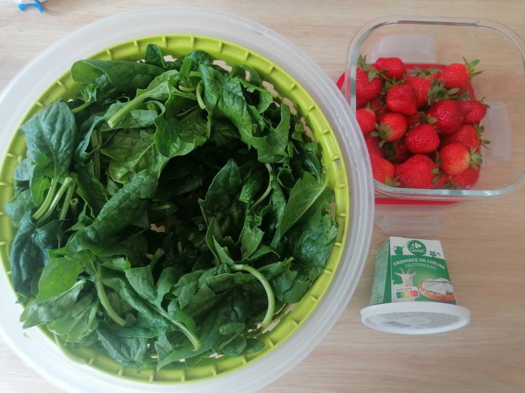 Salade d'épinards, fraises et chèvre frais